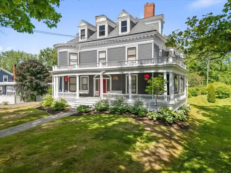 A Cote Maison Stephenking En Vente 75 West Broadway 01